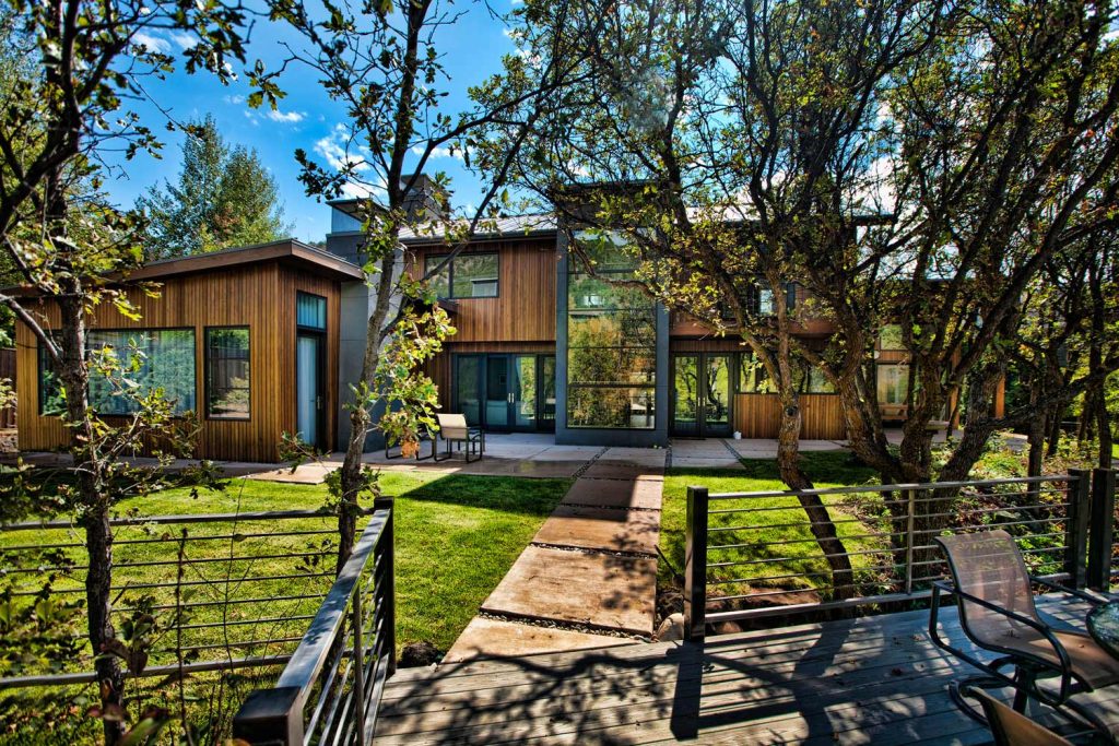 A beautiful view of a luxury home from outdoors