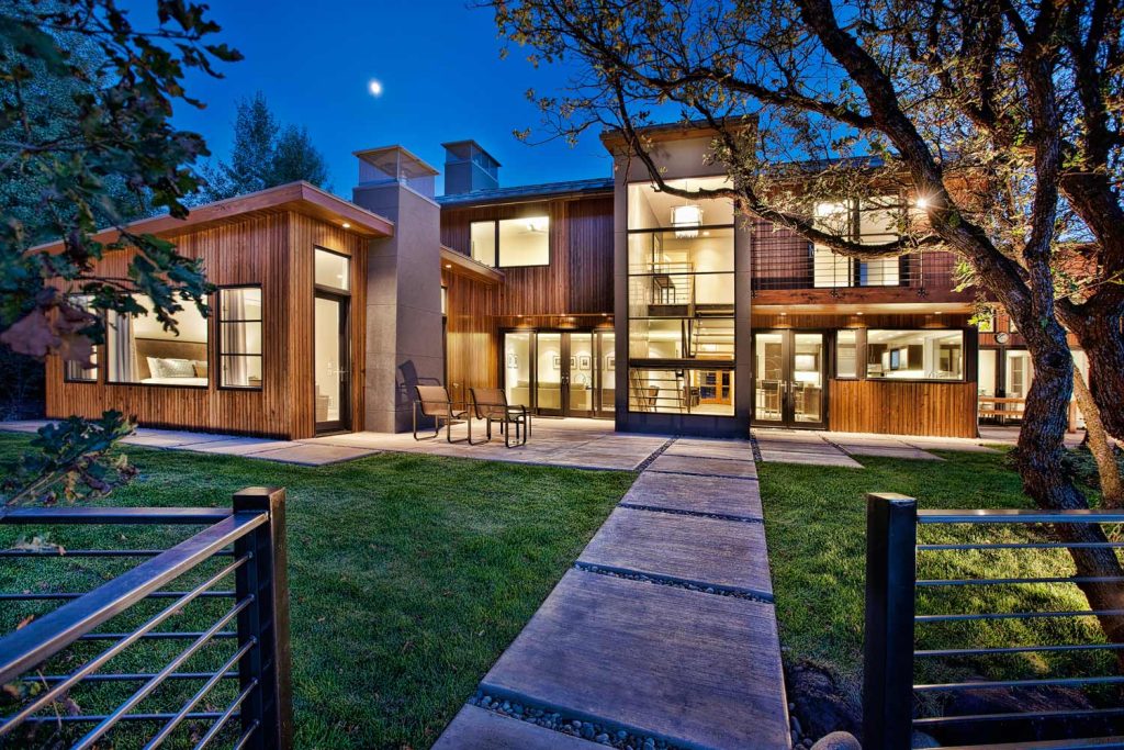 A beautiful view of a luxury home from outdoors