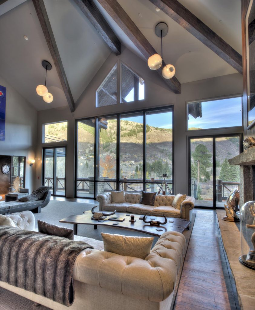 A vaulted ceiling in a large luxury living room